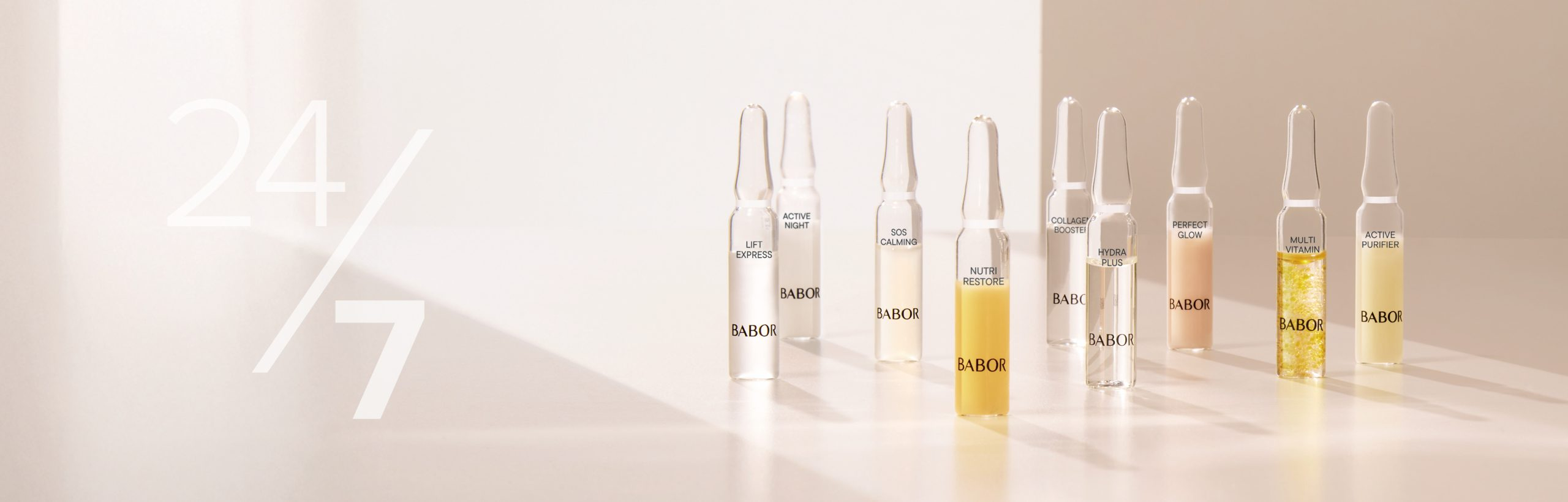 Sieben BABOR Hydra Plus Ampullen stehen auf zwei übereinanderliegenden Steinen